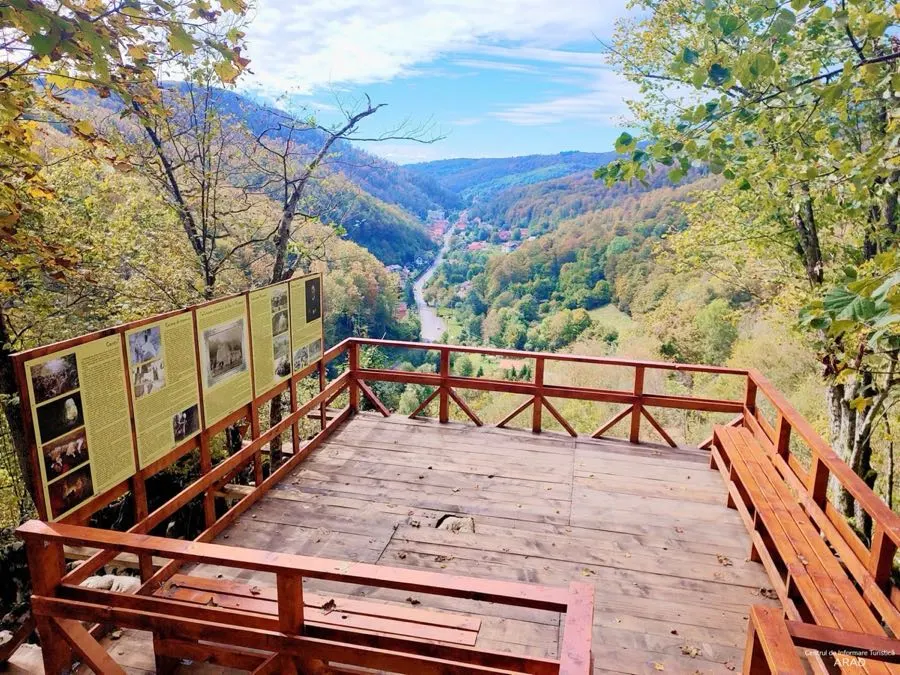 Platforma de belvedere din Moneasa și panorama văii