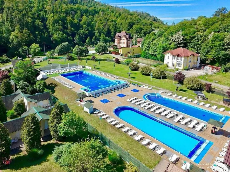 Vedere aeriană asupra bazinelor Aqua Ștrand Moneasa