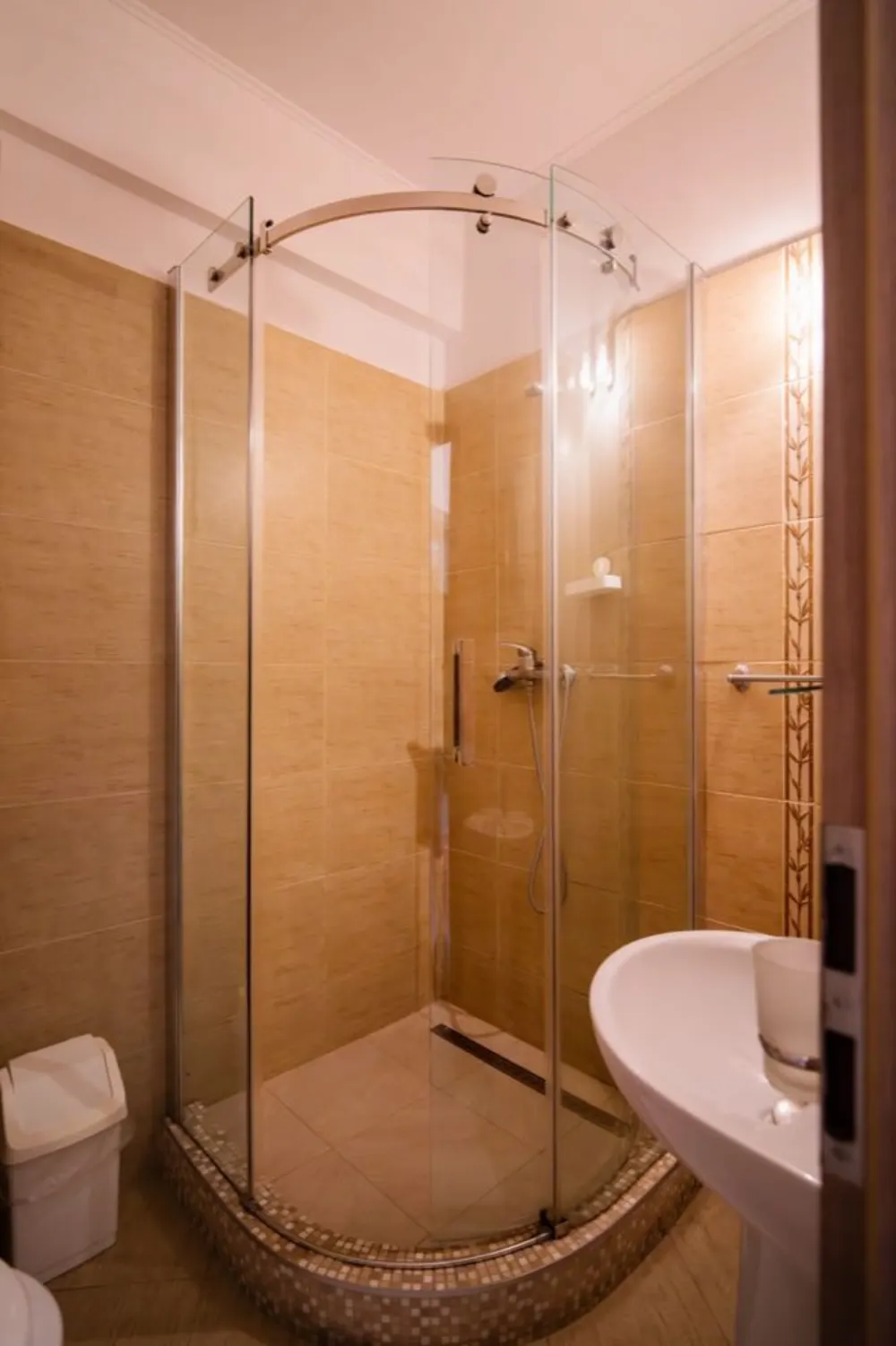 Baie privată modernă cu finisaje premium #1