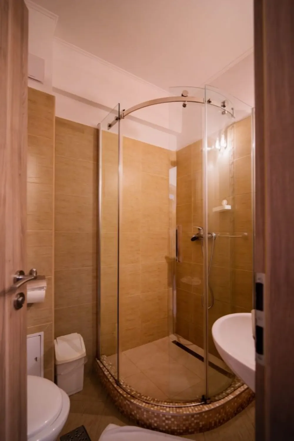 Baie privată modernă cu finisaje premium #2