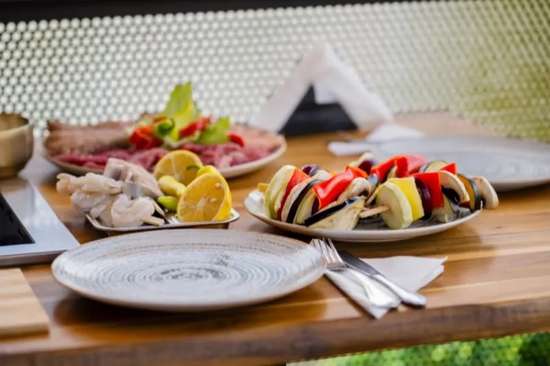 Terasa restaurantului suspendată deasupra lacului
