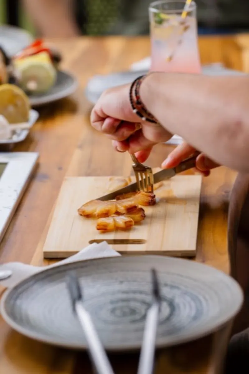 Preparate la grătar pe masă din lemn la restaurantul Lacul Liniștit
