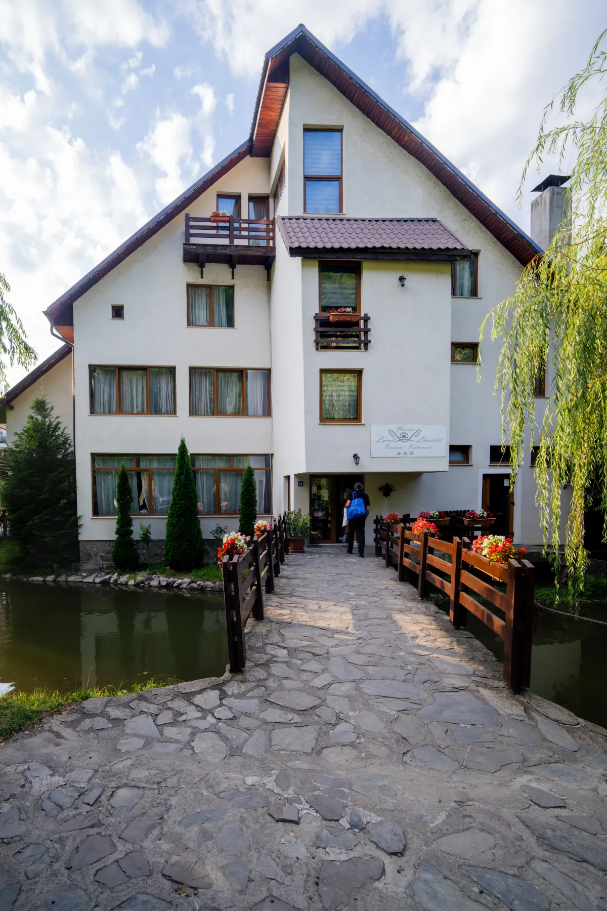 Podeț rustic cu lemn și piatră de acces pe insula Lacul Liniștit
