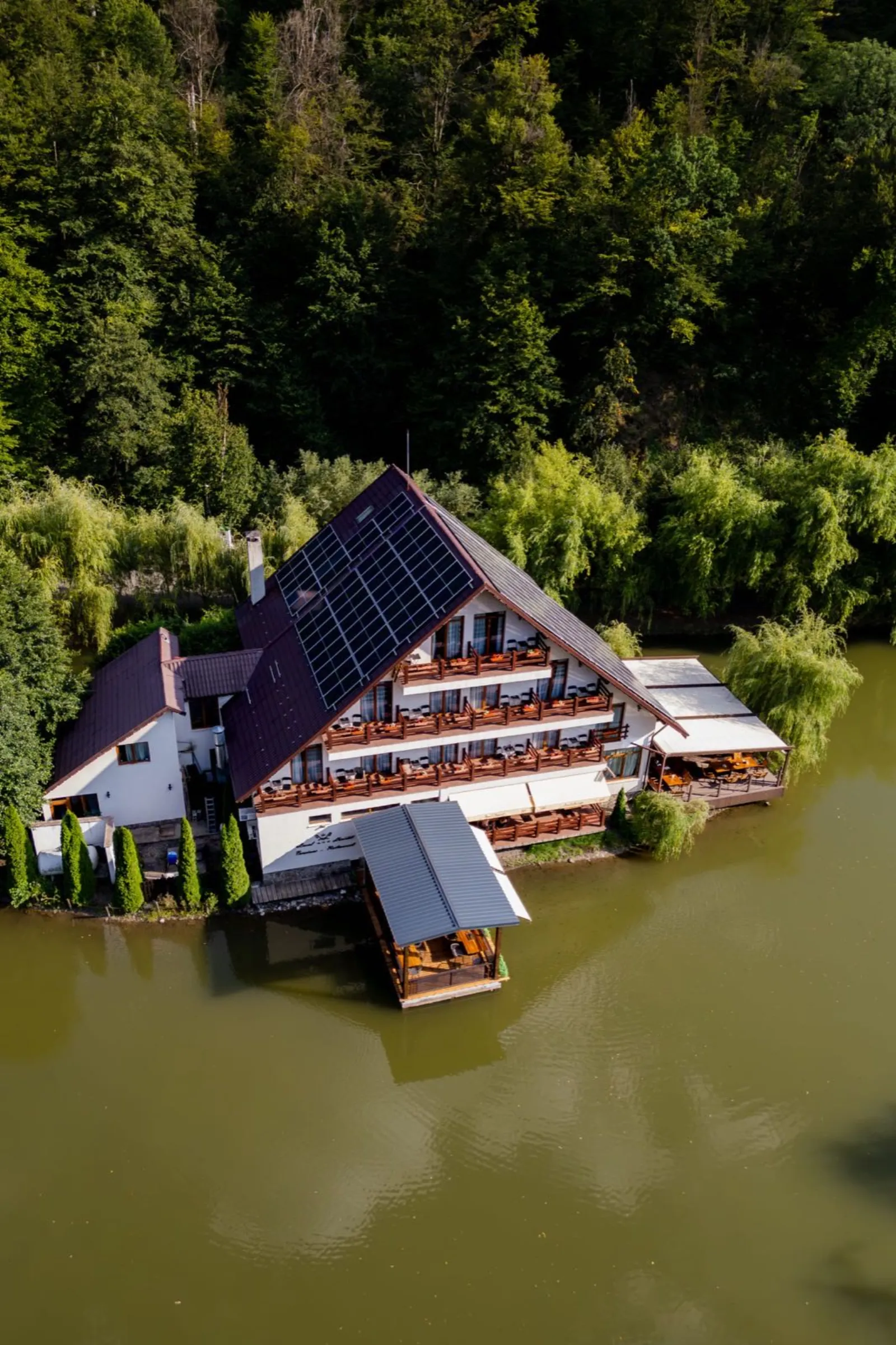 Vedere aeriană cabana Lacul Liniștit pe insulă