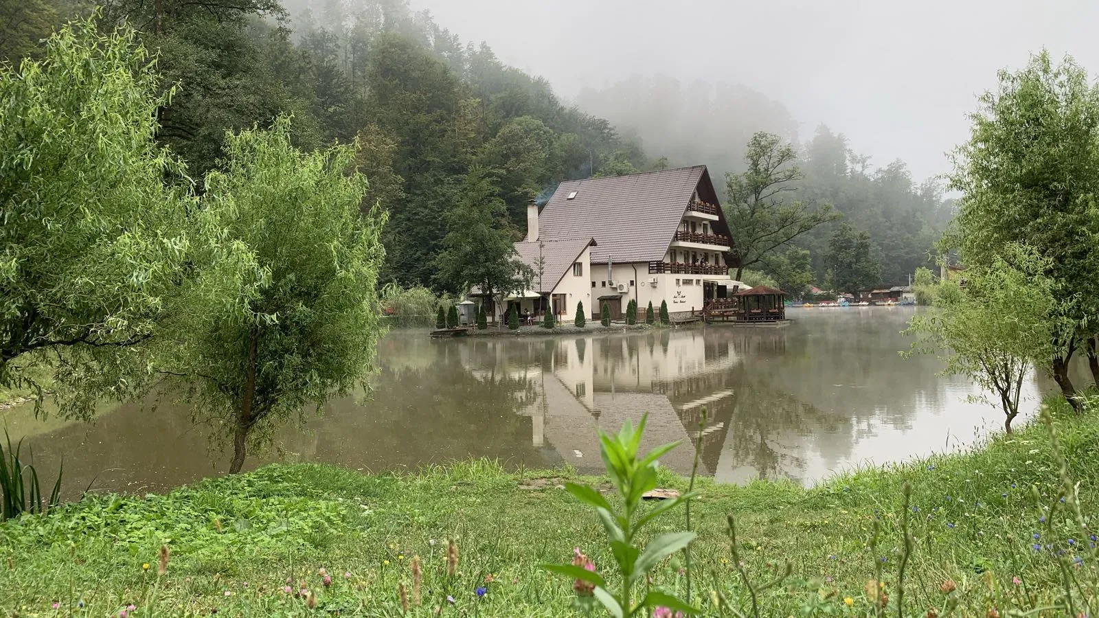 Pensiunea Lacul Liniștit Moneasa primăvara cu flori și verdeață